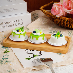 Modèles de raisins verts - Ornements de gâteau en plastique sur le thème des faux aliments - Design de fruits frais pour la décoration de la maison et des fêtes - Product Image 4