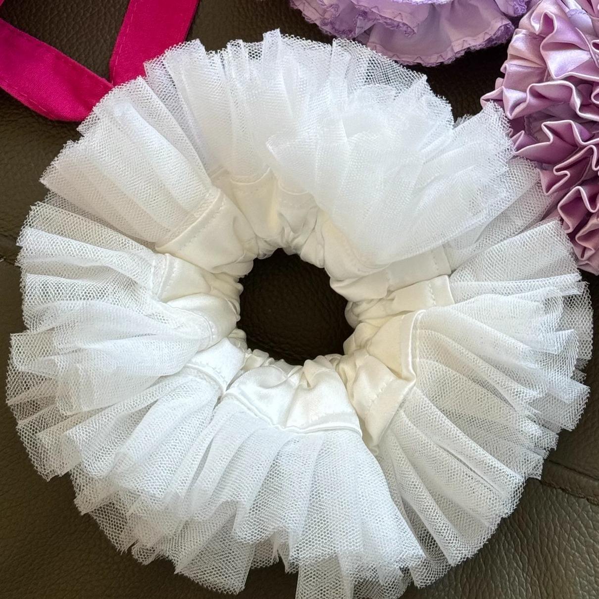 ชุดแต่งงานสีขาวมีจีบหนัก