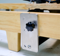 Appareil de Pilates pliable en chêne pour la vente au détail, incluant une boîte d'assise et un système de fixation, conçu pour un entraînement complet du corps.