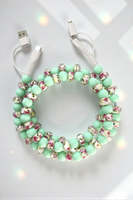 YuAn YA-187 Bracelet de charge perlé 4-en-1 en acrylique blanc, chargeur rapide 2.4A compatible iPhone Samsung Type-C