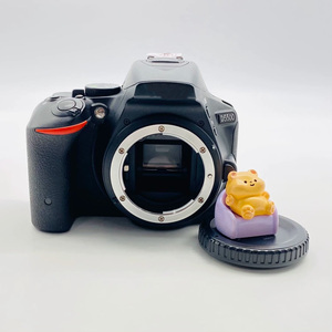 กล้อง Nikon D5500 ระดับกลาง 24.2MP เซ็นเซอร์ APS-C มือสอง สภาพตัวกล้องมีรอยขีดเล็กน้อย - Product Image 6