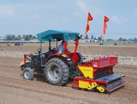 Planteuse d'ail à 12 rangs, taux de boutons verticaux précis supérieur à 93%, espacement des rangs et distance entre les graines réglables, irrigation goutte à goutte en option