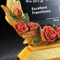 Trophée en cristal de haute qualité sculpté avec des fleurs pour féliciter les réalisations des femmes Trophée en cristal transparent pour la reconnaissance