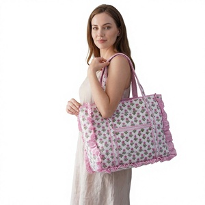 Sac fourre-tout matelassé en coton de luxe avec grandes volants, imprimé floral fait main, sac à bandoulière spacieux pour le quotidien, sac à main tendance - Product Image 1