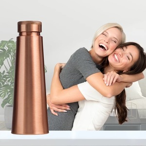 ขวดทองแดงแข็งที่เป็นมิตรกับสิ่งแวดล้อมพร้อมฝาบิดที่แข็งแรงและประโยชน์ต่อน้ำเพื่อสุขภาพสำหรับผู้ชายผู้หญิงใช้ออกกำลังกายในสำนักงานส่งออกจำนวนมาก - Product Image 4
