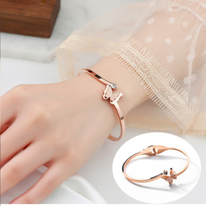 สร้อยข้อมือสแตนเลสแฟชั่นรูปผีเสื้อประดับเพชรชุบทอง18K เคลือบเงาสำหรับผู้หญิง - Product Image 1