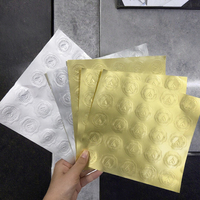 Étiquettes personnalisées holographiques autocollantes mates or argent avec logo en relief, autocollants de scellage à chaud