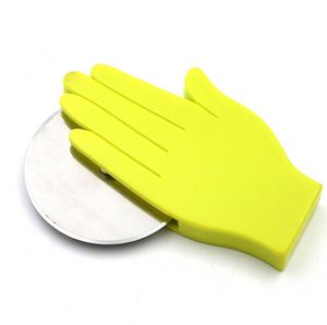 Couteau à pizza en forme de paume au design original, outil de cuisine à prix avantageux - Product Image 1