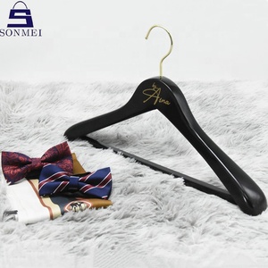 Percha de <span class=keywords><strong>madera</strong></span> antideslizante de terciopelo marrón antiguo, colgador de traje ancho de lujo, negro - Product Image 6