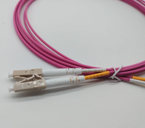 สายแพทช์ใยแก้วนำแสงแบบ <span class=keywords><strong>LC</strong></span>-<span class=keywords><strong>LC</strong></span> มม. 50/125 <span class=keywords><strong>LC</strong></span> สายคู่แบบคู่ OM4สีชมพู3ม. - Product Image 3