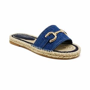 Sandales plates en denim pour femmes avec logo personnalisé OEM, détail mors de cheval doré, plateforme tressée en jute, sandales d'été pour la plage - Product Image 1