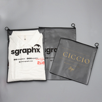 Sac d'emballage noir à fermeture éclair pour t-shirts et chapeaux, sac d'emballage en plastique pour vêtements, sac à fermeture éclair en PVC noir personnalisé de haute qualité