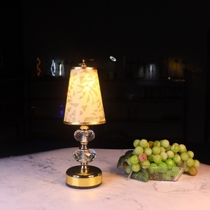 Lampe de bureau LED portable de luxe à piles avec fonction lumineuse, design moderne à abat-jour conique pour la maison et le bureau - Product Image 4