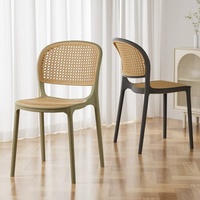 Chaise en plastique légère en gros d'usine, chaise de salle à manger en osier empilable pour jardin et café