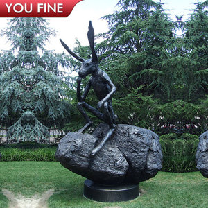 สวนกลางแจ้งแบบแอบสแตรกต์รูปกระต่ายสำริดบนรูปปั้นหินโดย <span class=keywords><strong>Barry</strong></span> flanagan - Product Image 3