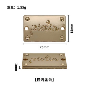 تصميم عصري لملصقات معدنية مخصصة ثلاثية الأبعاد بارزة وصديقة للبيئة على شكل لفافة للملابس والأحذية والحقائب - Product Image 2