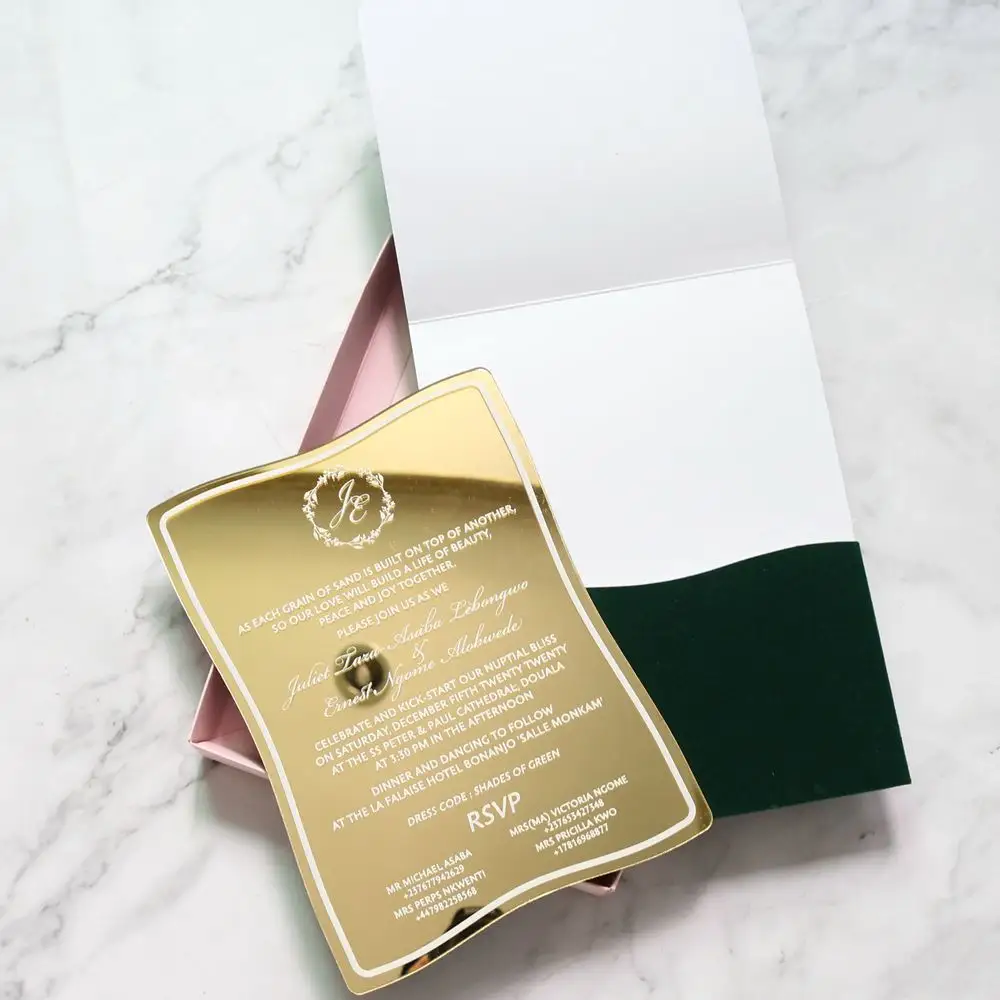 グリーンベルベットポケット封筒とメニューカード付きホワイトフォイルゴールドミラーアクリル結婚式の招待状