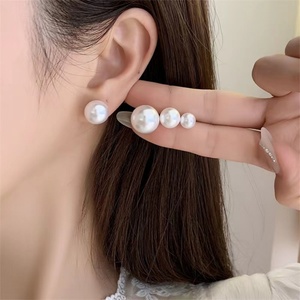 Boucles d'oreilles minimalistes avec breloque en perle de coquillage personnalisée, cadeau de mariage - Product Image 5