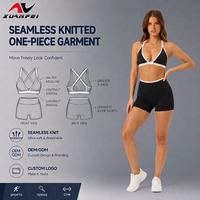 Ensemble de yoga 2 pièces noir et blanc pour femme : Soutien-gorge de sport à col halter et découpes, short cycliste taille haute – Tenue de sport et fitness