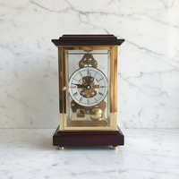Horloge de bureau squelette à pendule frontal en laiton doré style français, avec boîtier en bois et répétiteur 7 jours, sur base en bois