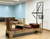 Reformer Pilates semi-élevé en bois de chêne avec tour de reformer en aluminium, lit d'entraînement multifonctionnel pour le renforcement du tronc, pour studio de Pilates et salle de sport