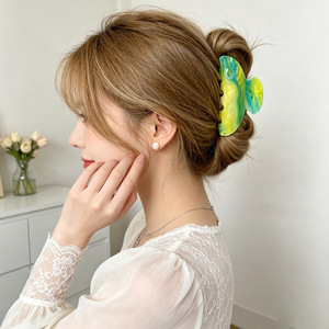 SHESHARES Pinza de Pelo Geométrica Verde con Forma de Tiburón de 5cm, de Plástico, para Cola de Caballo, para Niñas, Hecha de Acetato - Product Image 2