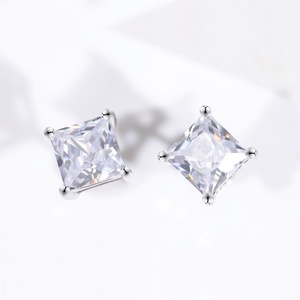 Boucles d'oreilles en argent sterling 925 de style élégant avec moissanite taille princesse VVS pour femmes - Product Image 1