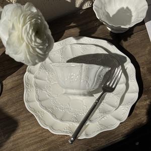 Set d'assiettes blanches en céramique design dentelle <span class=keywords><strong>baroque</strong></span> européenne design floral rétro gaufré assiettes blanches assiettes de mariage - Product Image 1