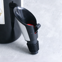 Nouveau design 2-en-1 multifonctionnel, bouchon de bouteille de vin en plastique personnalisé, amusant, durable, réutilisable, anti-fuite, aérateur, verseur à visser