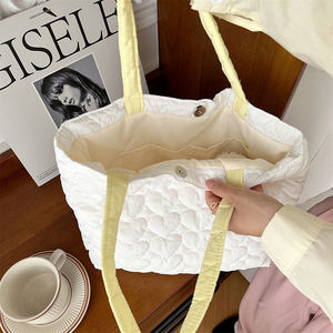 Grand sac fourre-tout matelassé en forme de cœur pour femmes, sac à main en nylon matelassé, sac à bandoulière de couleur bonbon avec fermeture à bouton - Product Image 6