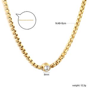 Collier en acier inoxydable plaqué or PVD 18 carats avec chaîne torsadée perlée et pendentif étoile de mer et coquillage, vente en gros - Product Image 4