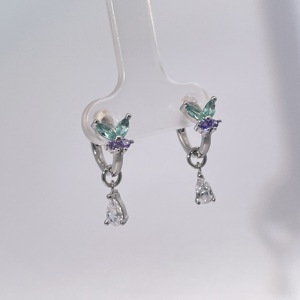 ต่างหูรูปผีเสื้อประดับเพชรคิวบิกเซอร์โคเนียสีขาวทรงลูกแพร์ชุบทองเหลืองสำหรับผู้หญิง รุ่นคลาสสิกจากเทียนหยู เจมส์ - Product Image 4