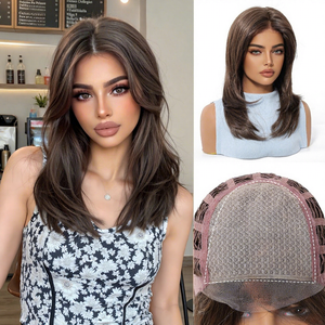 Perruque MONO à base filet, nouée à la main, en fibre japonaise haute température, effet naturel, coupe dégradée, raie centrale, frange, raie libre, cheveux lisses et volumineux - Product Image 1