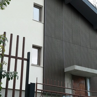 Tablero de listones de aislamiento térmico de rendimiento duradero Co-extruido WPC Panel de pared con tapa de aluminio de coextrusión estriada
