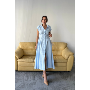 Robe élégante bleu ciel en popeline pour femmes de bureau, grande taille, sans manches, avec détails boutonnés sur le devant, fentes à la taille, translucide, pour la journée - Product Image 3