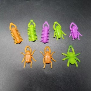 Jouets en capsules promotionnels pas chers de 1 pouce (32 mm) pour enfants, avec des insectes amusants en TPR souple, extensibles et volants, utilisables comme lance-pierres - Product Image 4