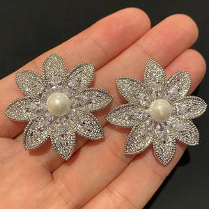 Orecchini a Perno di Lusso con Fiori in Oro Bianco Argento 925 Cristallo Strass Perla Gioielli da Sposa per Donna - Product Image 3
