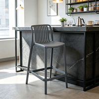Tabouret de bar commercial moderne en plastique intégré, dossier à lattes creuses, repose-pieds, stable et durable pour intérieur - Vente en gros