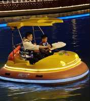 Bateau tamponneur électrique avec lumière LED, bateaux tamponneurs électriques gonflables pour parcs aquatiques et familles