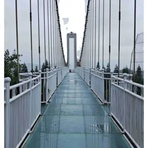 อุปกรณ์สวนสนุกสะพานกระจกสะพานขี่กระจกที่ได้รับการรับรองอย่างมืออาชีพ สินค้ายอดนิยมใหม่ เครนกระจก