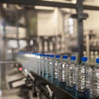 Mesin Pengisian dan Penyegelan Botol Plastik Bulat 3 in 1 Otomatis Penuh untuk Air Minum Murni