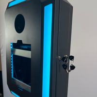 Photomaton Robotisé Autonome avec Lumières RGB, Télécommande Sans Fil, Compatible iPad, Caméra, Structure Métallique Portable