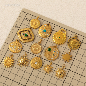 Galería de Amuletos Celestiales |   Colgantes de Acero Inoxidable con Baño de Oro PVD de 18K |   Solares, Zodíacos y Ojo Turco |   Resistente al agua y sin deslustre - Product Image 5