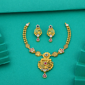 Collier élégant traditionnel en or avec motifs floraux et accents de pierres précieuses, bijoux de mariée classiques avec boucles d'oreilles assorties - Product Image 3
