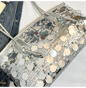 Sacs à main de luxe pour femmes Louis Vuitton, collection 2025, à sequins, avec fermeture éclair, pliables, deux poignées/bretelles - Product Image 4