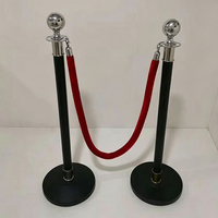 Poteau de délimitation de luxe noir et argenté avec corde rouge pour tapis rouge, mariage, exposition et gestion de file d'attente