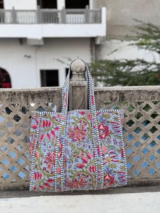 Bolso tote acolchado de algodón con estampado floral, hecho a mano, para viajes, compras, bolso de hombro para mujer - Product Image 5