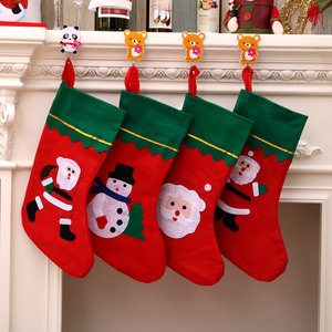 Chaussettes de Noël décoratives grande taille en tissu non tissé avec bords blancs/verts, sac cadeau - Product Image 2