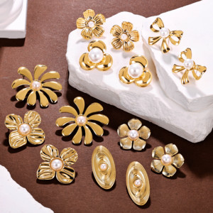 Howvci — boucles d'oreilles Huggie en forme de fleur, boucles d'oreilles hawaïennes simples en forme de goutte d'eau, avec perle en métal, Style de vacances, pour femmes - Product Image 1