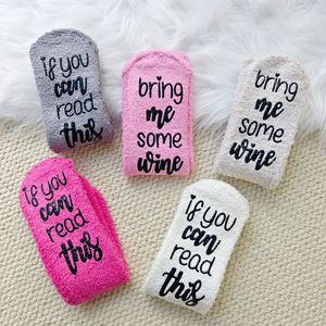 Invierno grueso cálido esponjoso Coral terciopelo dormir calcetines borrosos si puedes leer esto <span class=keywords><strong>tráeme</strong></span> algunos calcetines acogedores de mujer de vino - Product Image 1